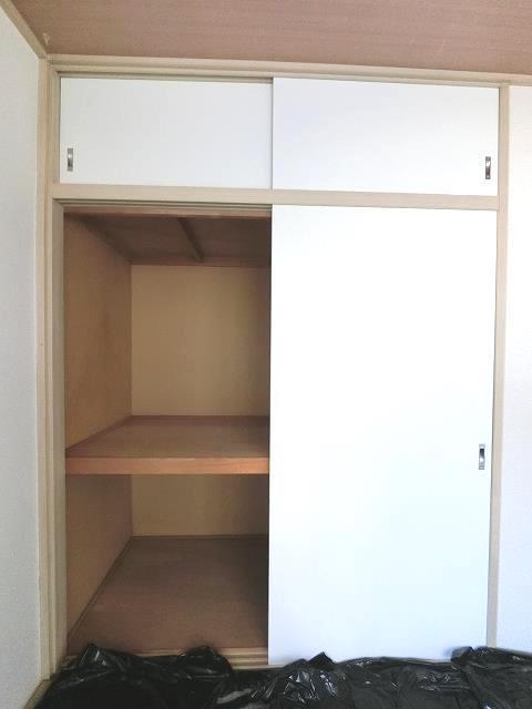 収納　押入れ（和室北西側）