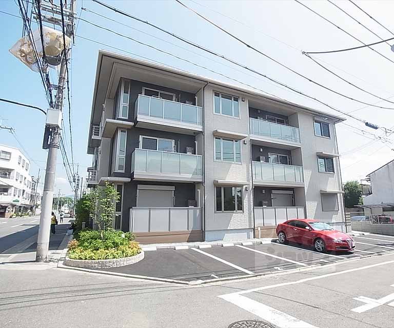 建物外観　角地で風通しの良い立地です。
