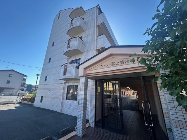 建物外観　ピンクの外観が特徴のコンクリートマンションです。