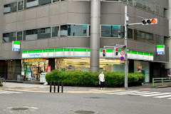 コンビニ　ファミリーマート 新川中央大橋店（コンビニ）まで69m