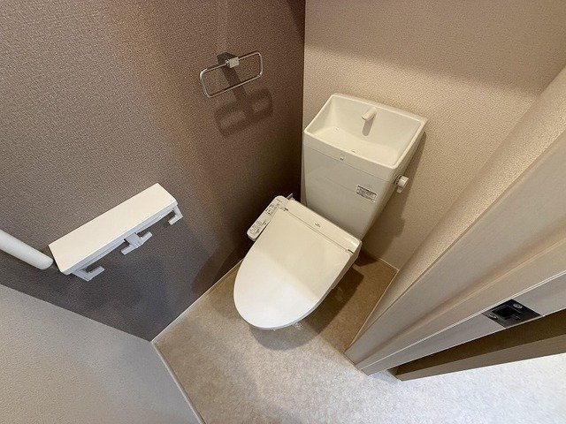 トイレ　落ち着いた色調のトイレです