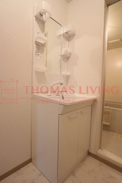 洗面設備　忙しい朝に大活躍のシャンプードレッサー。（写真は別部屋）