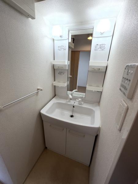 洗面設備　便利なシャンプードレッサー付き