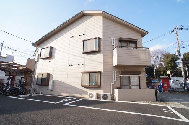 建物外観　敷地内に駐車場がありますが、まず空き確認してください。