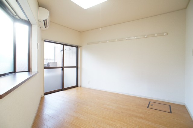 居室・リビング　☆角部屋で快適１Ｋ☆２面採光で明るいです♪