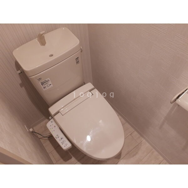 トイレ　嬉しい温水洗浄便座付きのトイレです。