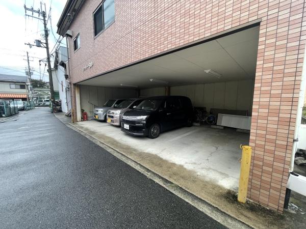 【シャトー田中の駐車場】