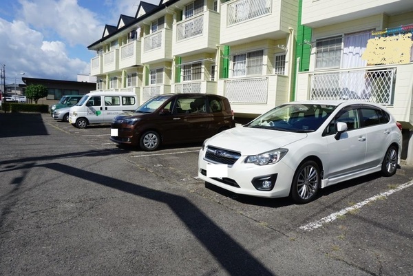 【郡山市島のアパートの駐車場】