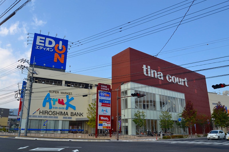 ショッピングセンター　Tina　Court（ショッピングセンター）まで787m