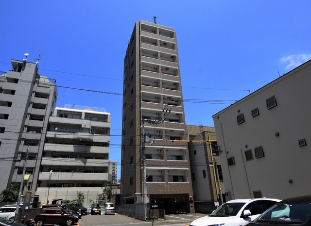 松山市一番町のマンションの建物外観