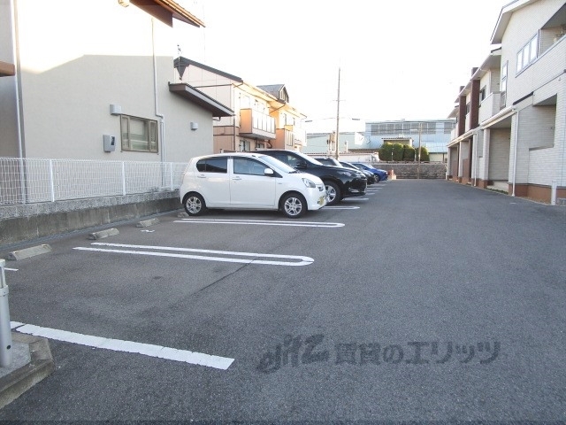 【長浜市三和町のアパートの駐車場】