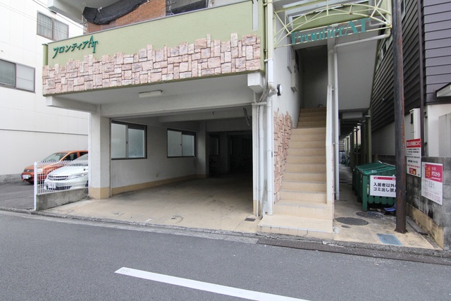 【松山市柳井町のマンションのエントランス】