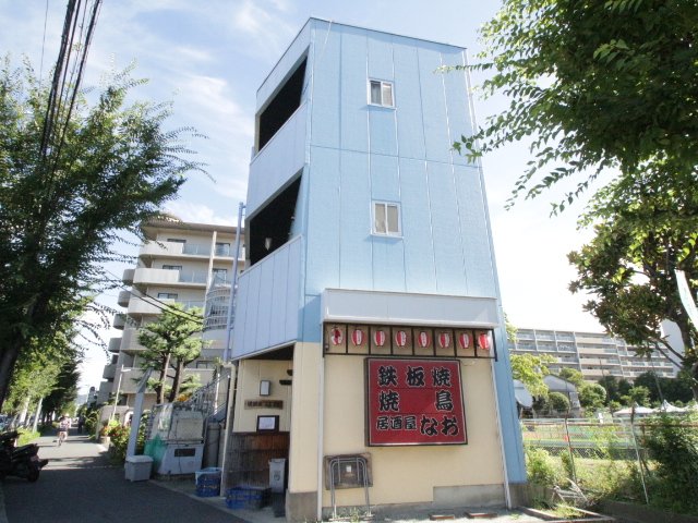 伊丹市北伊丹のマンションの建物外観