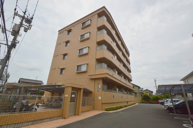 岡山市中区西川原のマンションの建物外観