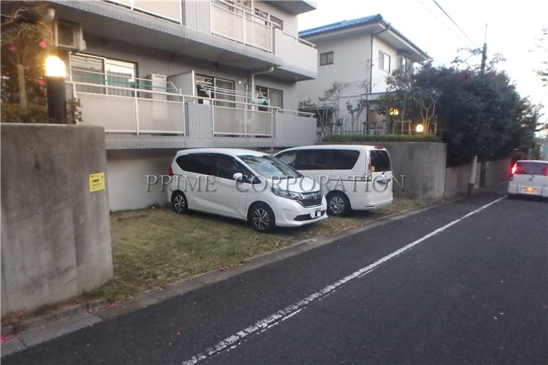 【プルミエール等々力の駐車場】