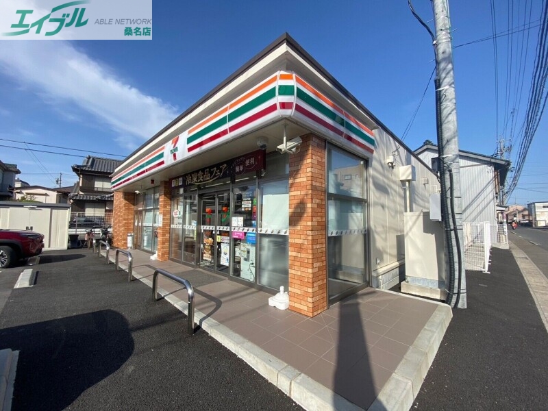 コンビニ　セブンイレブン桑名外堀店（コンビニ）まで526m