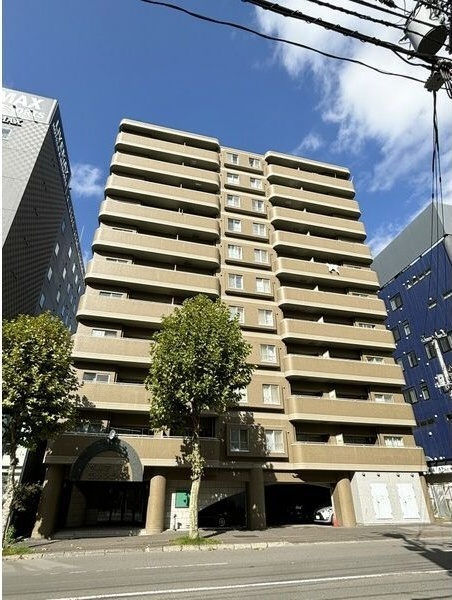 札幌市中央区南七条西のマンションの建物外観