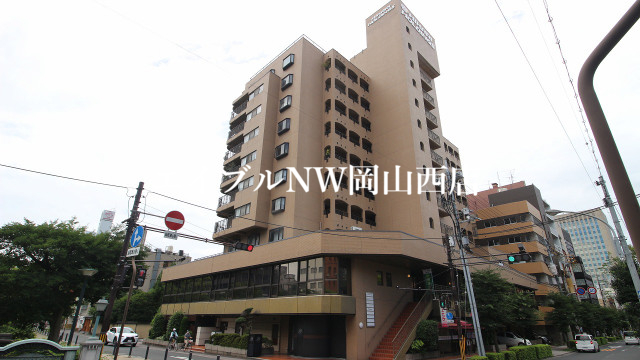 岡山市北区柳町のマンションの建物外観