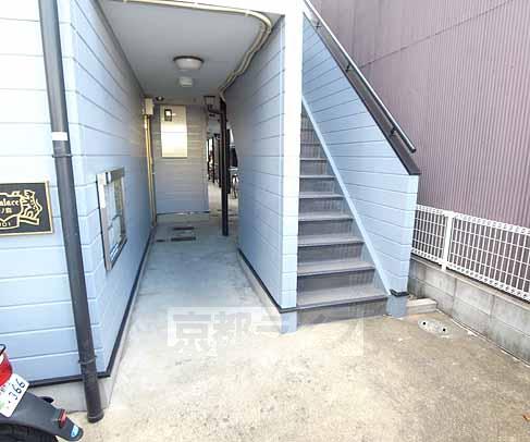 【京都市伏見区深草直違橋南１丁目のアパートのエントランス】