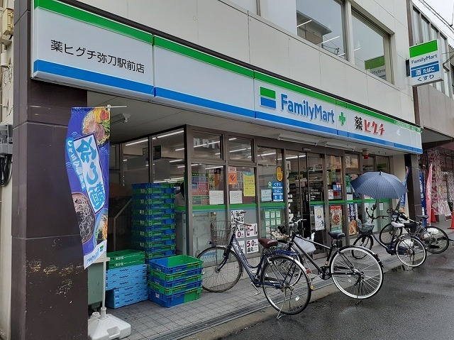 コンビニ　ファミリーマート様（コンビニ）まで200m