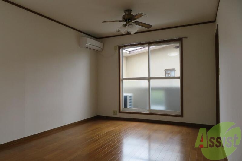 居室・リビング　リビングは１０帖と広く風通しも良さそうですね。