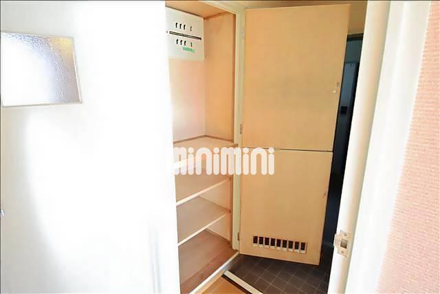 玄関　下駄箱上部にブレーカーがあります。