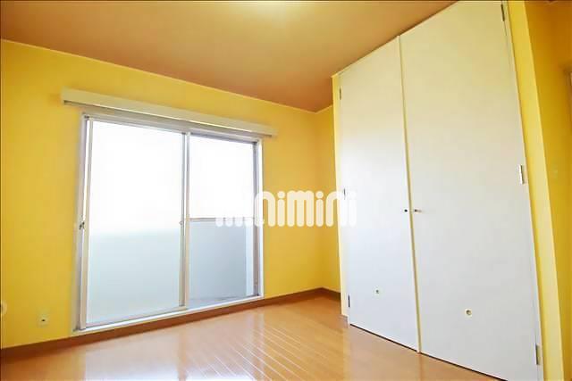 居室・リビング　北側洋室に収納があります。