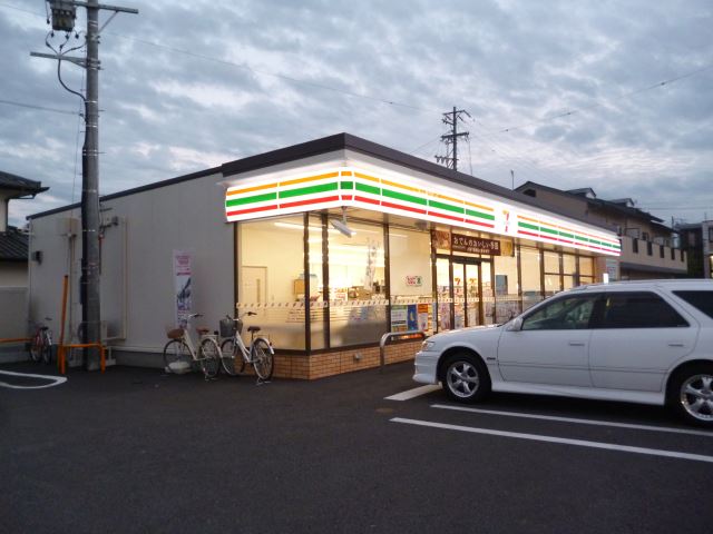 コンビニ　セブンイレブン（コンビニ）まで200m