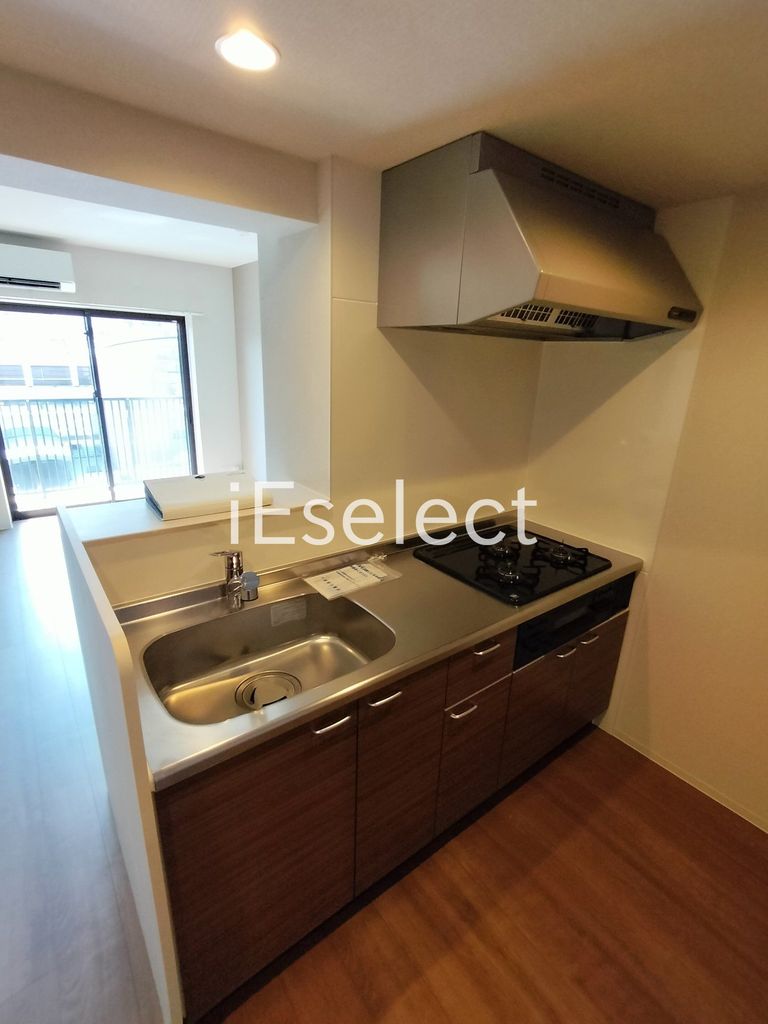 キッチン　３口コンロ付きのシステムキッチン