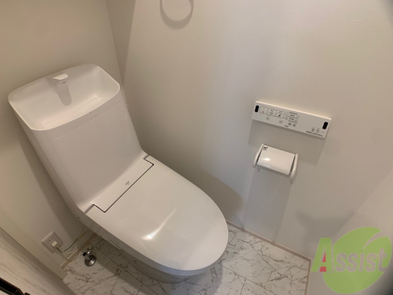 トイレ　温水洗浄便座なので快適に使用できそうですね。