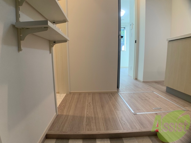 玄関　玄関から撮影しました。敷居が高くなくて安心ですね。