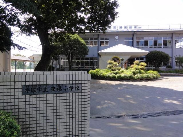 小学校　宇城市立松橋豊福小学校（小学校）まで560m