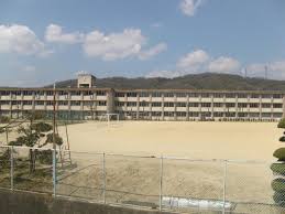 中学校　福山市立神辺東中学校（中学校）まで676m