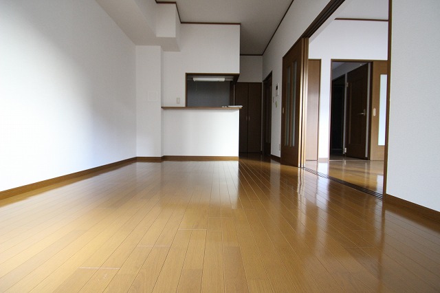 居室・リビング　同物件、別号室のものです。