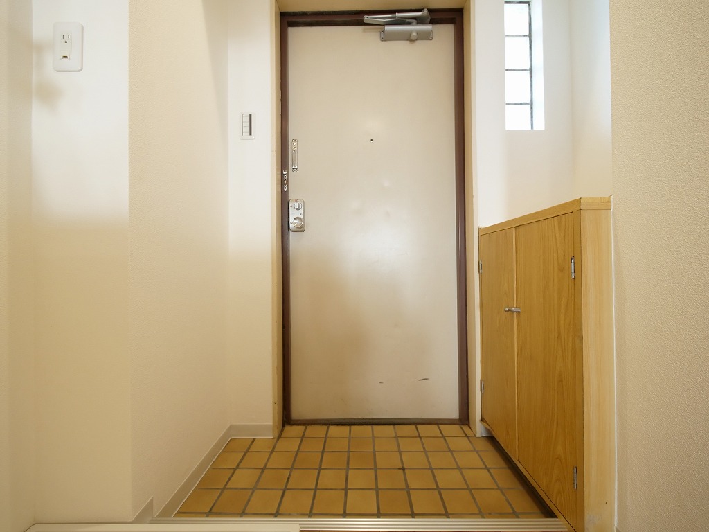 玄関　※写真は別の部屋のものです。