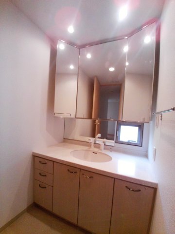 洗面設備　3面鏡シャンプードレッサー【プレミアガーデン本郷】