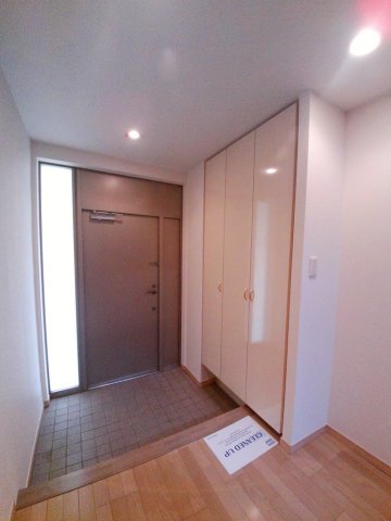 玄関　【プレミアガーデン本郷】