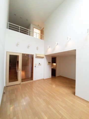 居室・リビング　吹き抜けのある開放的なリビング【プレミアガーデン本郷】