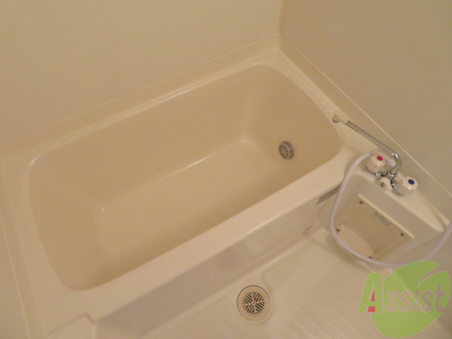 バス・シャワールーム　お風呂は追い焚き機能付きで、節約できて経済的ですね