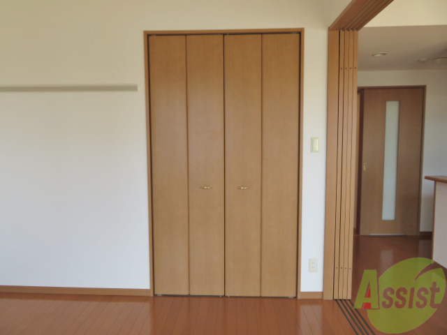 収納　収納は各部屋に１つずつクローゼットがございます