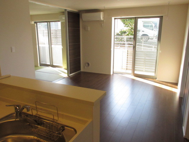 居室・リビング　2面採光で明るく広いリビング１４．３帖