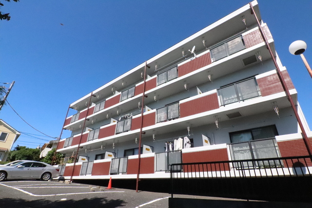 建物外観　３階建ての鉄筋コンクリートマンションです！