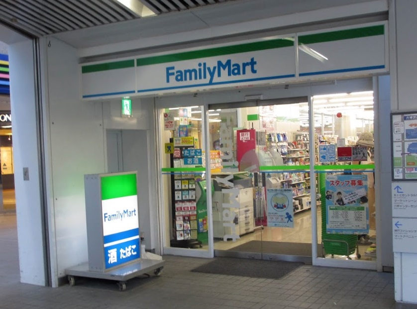 コンビニ　ファミリーマート 神戸ファッションマート店（コンビニ）まで673m