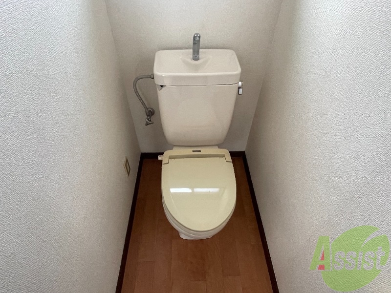 トイレ　窓が付いているので、朝は電気を点けなくても使用できそうですね