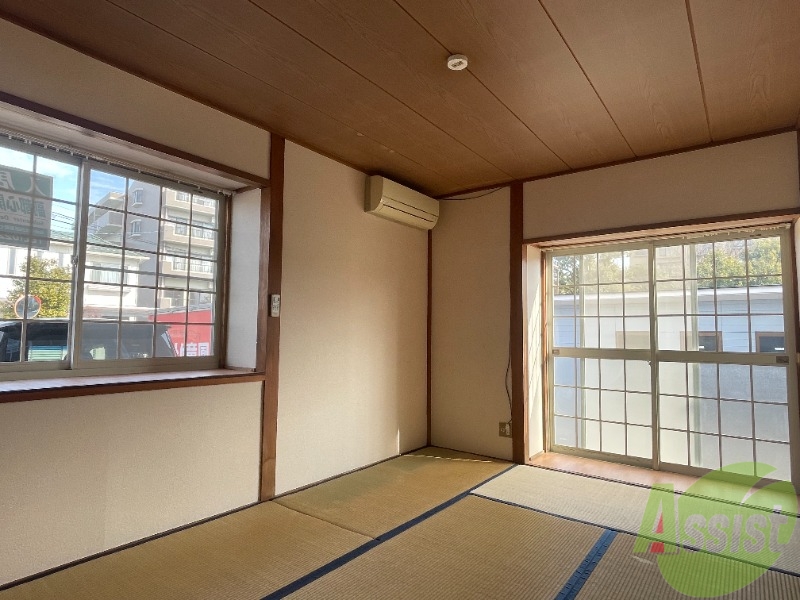その他部屋・スペース　こちらの和室は、小さい窓が付いているので光が入りやすいですね