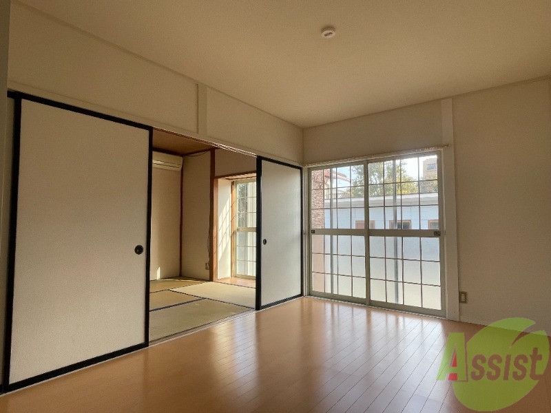 居室・リビング　窓からの光で、とても明るいお部屋になっていますね。