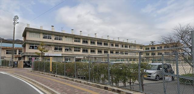 小学校　三入小学校（小学校）まで527m