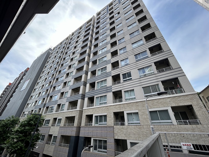 建物外観　六本木2丁目、幹線道路沿いに佇むペット可の人気デザイナーズ