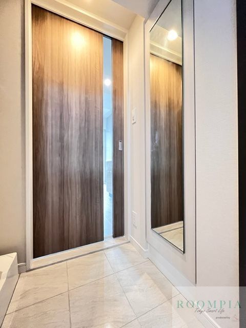 玄関　※同タイプの別のお部屋です。