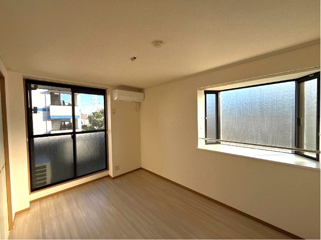 居室・リビング　南東向き洋室6帖☆バルコニーに繋がる角部屋二面採光のお部屋で